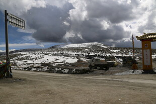 雪山下的停车场景