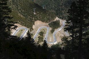 山间蜿蜒公路美景