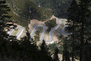 山间蜿蜒的曲折公路