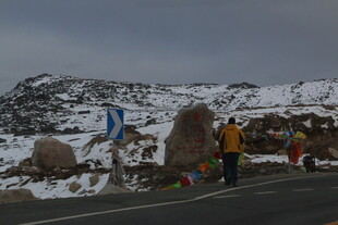 雪山公路旁的户外探险者