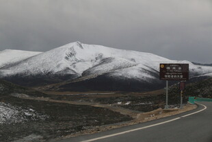 雪山旁的公路风景