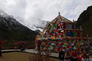 山间多彩经幡堆