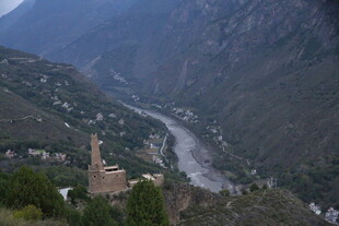 山谷中的古老建筑与河流