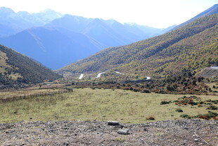 山间开阔谷地风景