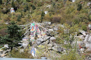 山间五彩经幡装点美景