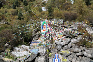 山间经幡装点的石堆景观