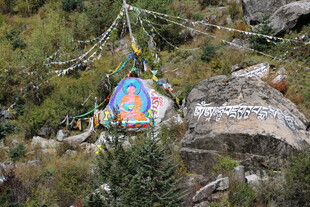 山间悬挂的彩色经幡