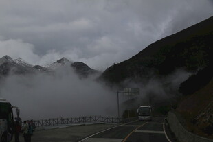 山间云雾缭绕的公路景色