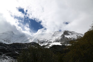 雪山云海壮丽自然景观