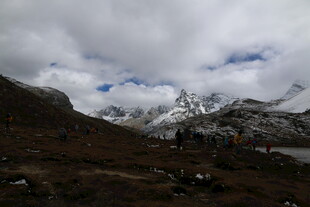 雪山云雾下的壮丽山景