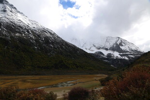 雪山下的开阔山谷风光