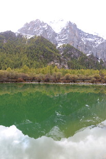 青山绿水间的秀丽湖景
