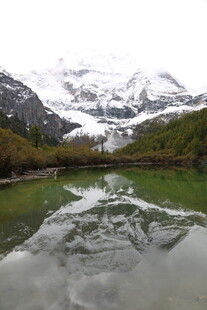 雪山下的静谧碧绿湖水