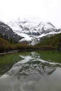 雪山下的静谧湖水