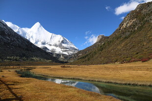 雪山下的宁静河谷