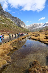 山间步道上的徒步人群