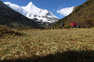 雪山下的徒步之旅