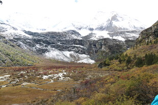 山间秋景与远处雪山