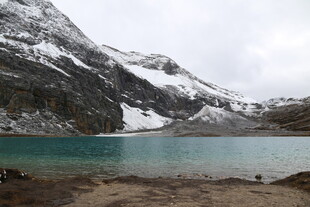 雪山下的澄澈湖泊
