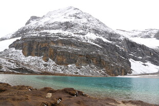 雪山下的碧蓝湖水