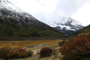 雪山下的多彩山谷风光