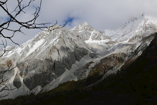 巍峨雪山壮丽景致