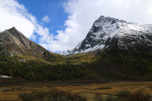 雪山下的壮美自然景观