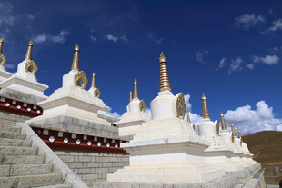 藏区白塔群 圣洁美景