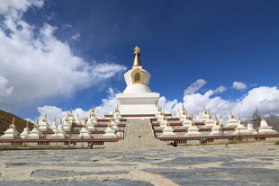 藏区白塔景观