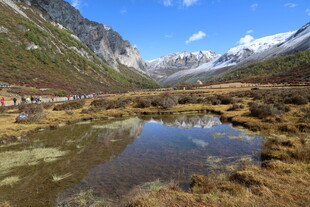 山间静谧湖泊与壮丽山景