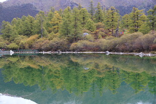 湖畔山林美景倒影如画