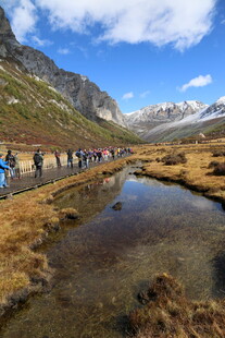 山间徒步小径与清澈溪流