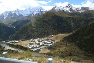 山间村落 雪山环绕美景