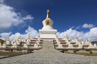 白塔景观 蓝天白云下的庄严