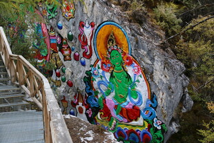 色彩斑斓的藏式彩绘佛像