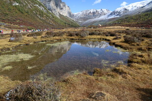 山间静谧湖泊风光