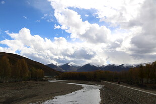 山间河流与蓝天白云美景