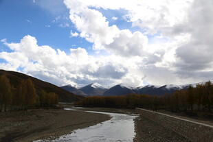 山间河流与多彩秋景