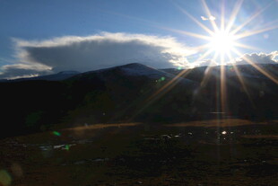 日出时分的壮丽山间景象