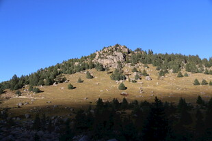 山巅绿意 蓝天映衬美景