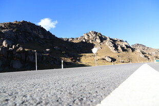 山间砾石地与巍峨山脉