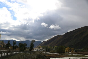 山间公路风景 云绕山峦
