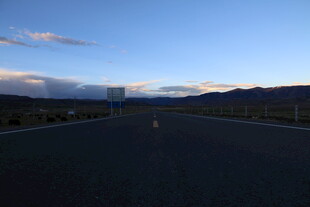 公路尽头的黄昏美景