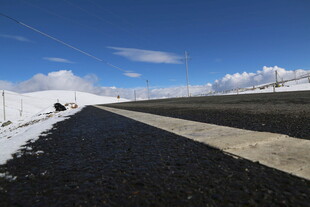 雪覆公路 蓝天相伴