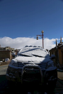 雪覆车辆于街道场景