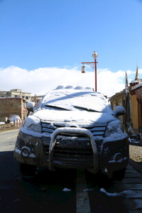 雪覆车头 冬日街头景象