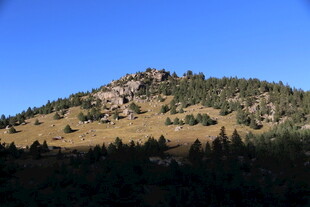 山峦绿树蓝天美景
