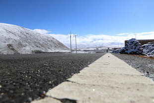 雪地中的空旷道路