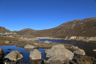 山间静美湖泊与嶙峋怪石