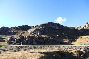 山间公路 壮美自然风光